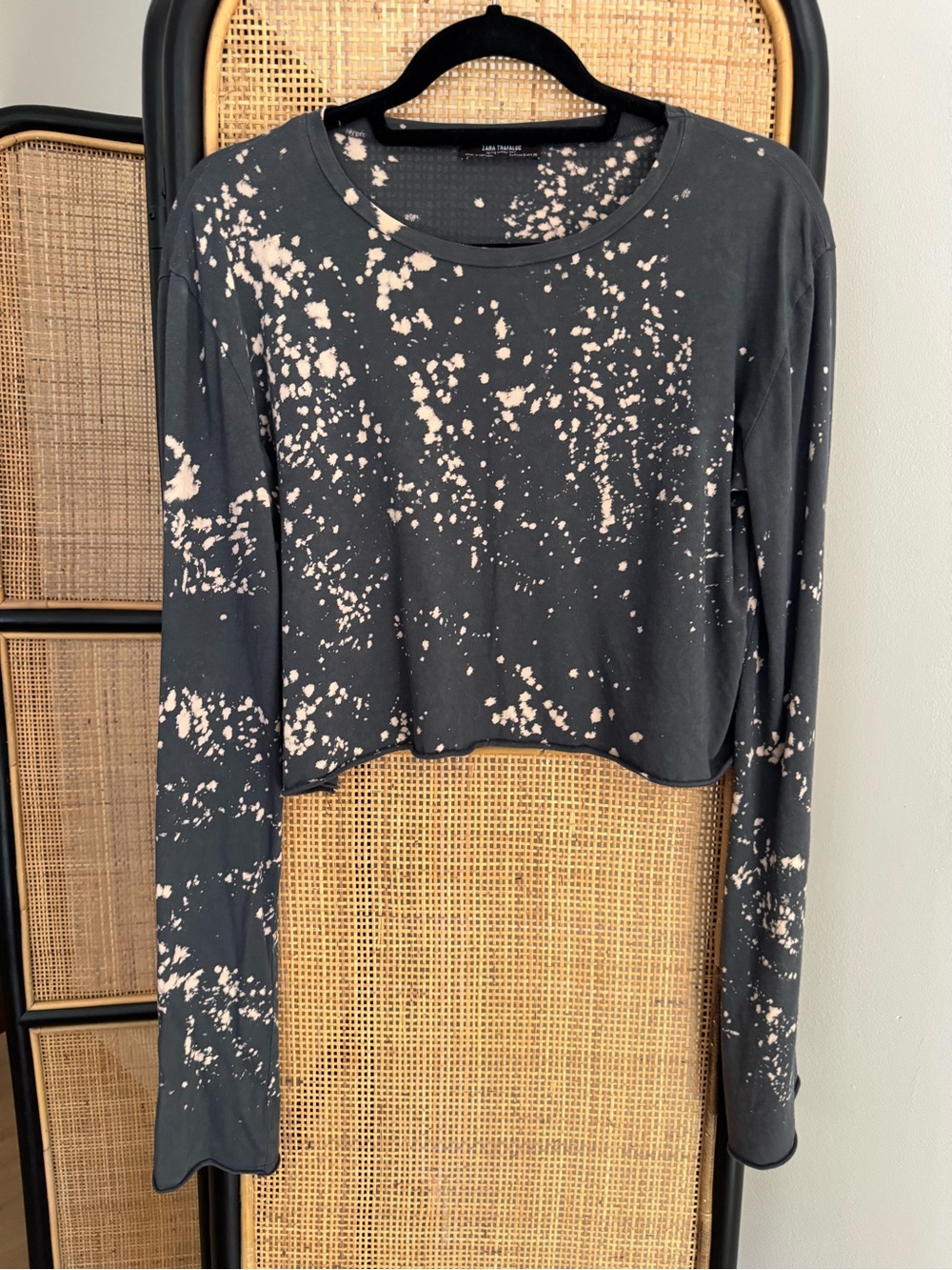 100% Cotto. Bleached Bell-Sleeve Crop Tee - Black/Peach
